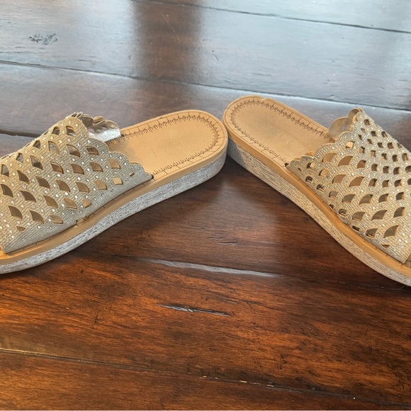 Silver Rouge Slides- Size 9 - Picture 6 of 7